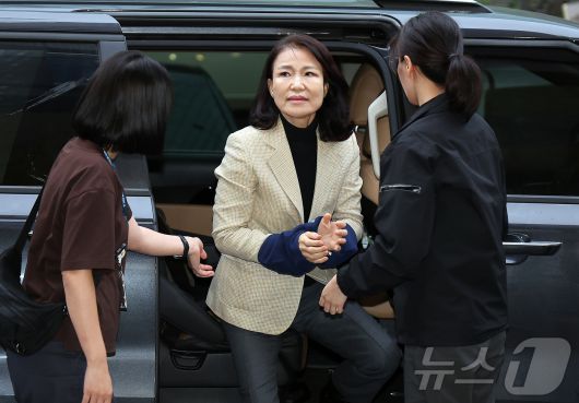 이진숙 전 방송통신위원장이 2일 오후 서울 대치동 자택에서 경찰에게 체포된 뒤 영등포경찰서로 압송되고 있다.   2025.10.2/뉴스1 ⓒ News1 김진환 기자