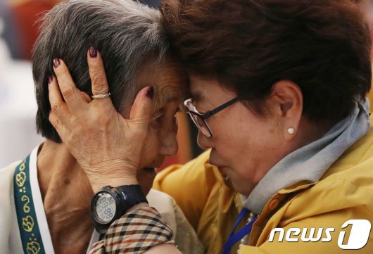 21차 이산가족 상봉행사 2회차 둘째날인 25일 오후 북한 금강산이산가족면회소에서 열린 단체상봉에서 북측 박봉렬(85) 할머니가 남측 동생 박춘자(77) 씨와 머리를 맞대고 있다. 2018.8.25/뉴스1 ⓒ News1 뉴스통신취재단