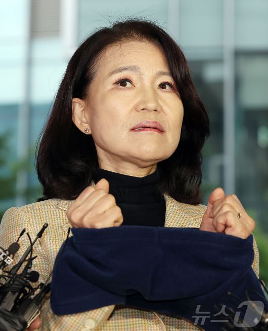 이진숙 전 방송통신위원장이 2일 오후 서울 대치동 자택에서 경찰에게 체포된 뒤 영등포경찰서에서 입장을 밝히고 있다. 2025.10.2/뉴스1 ⓒ News1 김진환 기자