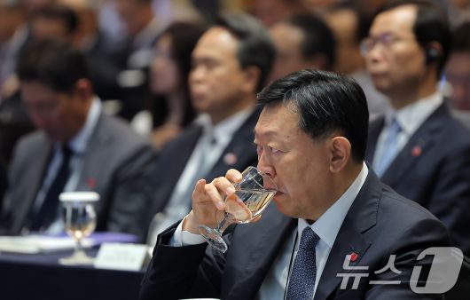 신동빈 롯데그룹 회장이 27일 오후 서울 중구 롯데호텔에서 열린 제57회 한일경제인회의에 참석해 목을 축이고 있다. 한일경제인회의는 1969년 1월 국교 정상화 이후 설립된 대표적인 민간 경제협의체다. 2025.5.27/뉴스1 ⓒ News1 박정호 기자