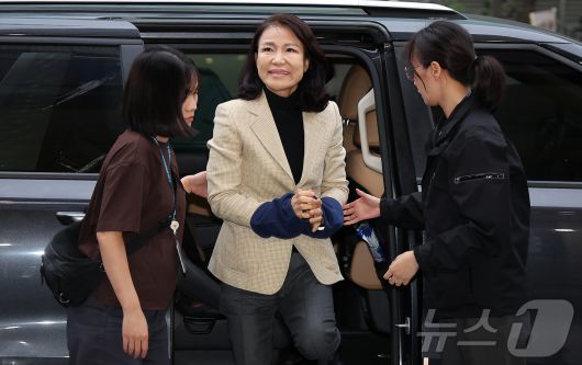 이진숙 전 방송통신위원장이 2일 오후 서울 대치동 자택에서 경찰에게 체포된 뒤 영등포경찰서로 압송되고 있다. 2025.10.2/뉴스1 ⓒ News1 김진환 기자