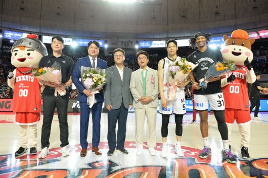 문경은 수원 KT 감독(왼쪽에서 세 번째)과 김선형(오른쪽에서 세 번째). (KBL 제공)