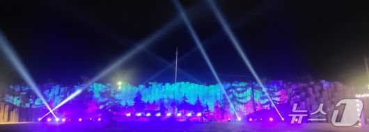 '2025 평창 에코 라이트'가 이달 3~12일 오후 6시~8시 30분 강원 평창군 평창읍 노람들 에코랜드에서 열리는 가운데, 개최 하루 전인 지난 2일 오후 7시 현장 '프레스 데이'를 통해 주요 프로그램인 '달빛 낭만'을 선보인 모습. 2025.10.2/뉴스1 신관호 기자