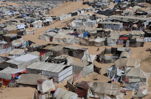 4일(현지시간) 이스라엘과 팔레스타인 무장정파 하마스는 미국 등의 중재로 이집트에서 도널드 트럼프 미국 대통령이 제안한 가자전쟁 종식안 후속 협상을 진행한다고 밝혔다. 사진은 이날 촬영한 가자지구 남부 도시 칸유니스의 팔레스타인 난민촌 전경. ⓒ 로이터=뉴스1 ⓒ News1 류정민 특파원