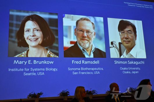 2025년 노벨 생리의학상을 수상한 미국 시스템생물학연구소의 메리 브런코(왼쪽부터), 미국 소노마 바이오테라퓨틱스의 프레드 램스델, 일본 오사카대학의 사카구치 시몬. 2025.10.06 ⓒ 로이터=뉴스1 ⓒ News1 이지예 객원기자