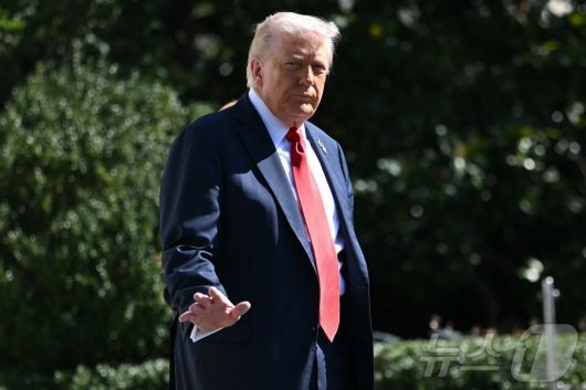 도널드 트럼프 미국 대통령이 5일(현지시간) 버지니아주 노퍽에서 열리는 미국 해군 창설 250주년 행사에 참석하기 위해 백악관에서 출발하면서 기자들에게 손짓하고 있다. 2025.10.05. ⓒ AFP=뉴스1 ⓒ News1 류정민 특파원