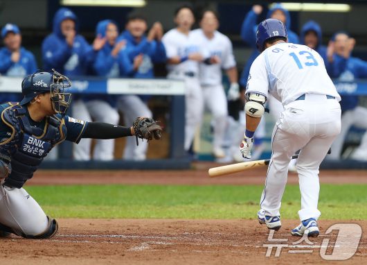 7일 오후 대구 삼성라이온즈파크에서 열린 프로야구 2025 신한 SOL뱅크 KBO 와일드카드 결정전 2차전, 삼성 라이온즈와 NC 다이노스의 경기, 1회말 2사 만루 상황 삼성 6번타자 이성규가 볼넷을 골라내고 있다. 3루주자 이재현이 홈을 밟아 득점 성공. 2025.10.7/뉴스1 ⓒ News1 공정식 기자