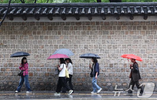지난달 28일 서울 중구 덕수궁 돌담길에서 시민들이 우산을 쓴 채 발걸음을 옮기고 있다. 2025.9.28/뉴스1 ⓒ News1 김성진 기자