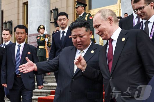 김정은 북한 노동당 총비서(국무위원장)이 지난 3일(현지시간) 중국 베이징에서 블라디미르 푸틴 러시아 대통령(오른쪽)과 함께 푸틴 대통령의 의전용 차량으로 함께 이동하고 있다. 2025.9.3 ⓒ AFP=뉴스1 ⓒ News1 김경민 기자