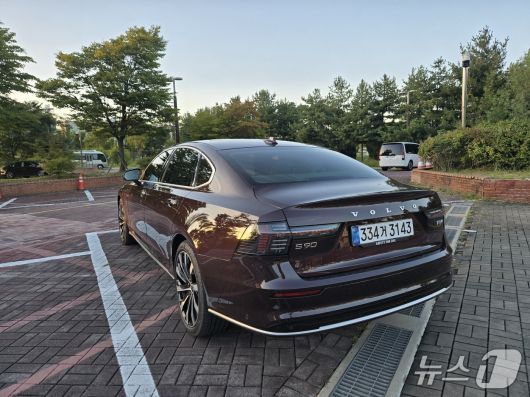 지난달 21일 경기 고양 킨텍스 주차장에서 촬영한 볼보자동차 준대형 세단 'S90' 최상위 T8 트림의 모습. 2차 페이스리프트 모델로 전작의 디귿(ㄷ)자형 테일라이트가 헤드라이트와 같은 토르의 망치(T) 모양으로 통일됐고, 내부 크롬이 전작 대비 어둡게 처리됐다. 2025.09.21/뉴스1 김성식 기자