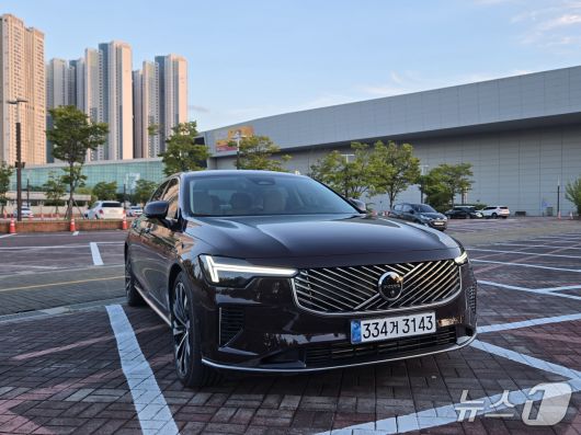 지난달 21일 경기 고양 킨텍스 주차장에서 촬영한 볼보자동차 준대형 세단 'S90' 최상위 T8 트림의 모습. 2차 페이스리프트 모델로 전작의 수직형 프런트 그릴이 사선형으로 변경됐다. 헤드라이트는 브랜드 최초로 매트릭스 LED가 적용되면서 좀 더 슬림해졌다. 2025.09.21/뉴스1 김성식 기자