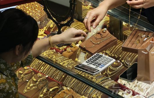 서울 종로구의 한 금은방에서 고객이 상담을 받는 모습. 2025.9.25/뉴스1 ⓒ News1 김진환 기자