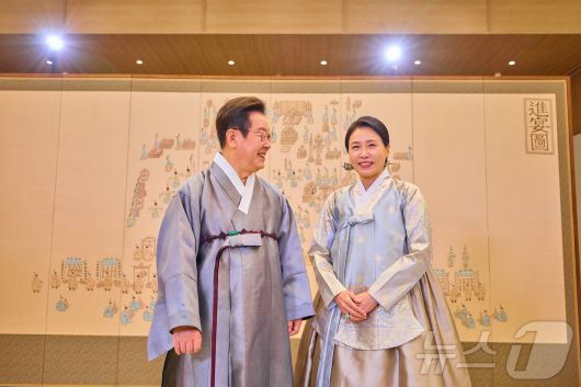 대통령실은 지난 7일 이재명 대통령과 김혜경 여사가 영상 메시지를 통해 국민들에게 추석 명절 인사를 하고 있는 모습을 SNS를 통해 공개했다. (이재명 대통령 SNS. 재판매 및 DB 금지) 2025.10.7/뉴스1 ⓒ News1 이재명 기자