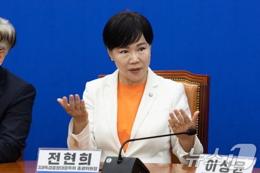 전현희 더불어민주당 3대 특검 대응특별위원장이 1일 서울 여의도 국회에서 비공개 회의에 앞서 의원들과 대화하고 있다. 2025.10.1/뉴스1 ⓒ News1 이승배 기자