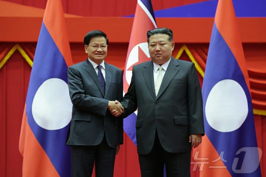 (평양 노동신문=뉴스1) = 북한 노동당 기관지 노동신문은 8일 “조선노동당 총비서이시며 조선민주주의인민공화국 국무위원장이신 경애하는 김정은동지께서 10월 7일 조선노동당창건 80돐(주년) 즈음하여 우리 나라를 축하방문하고있는 라오스인민혁명당 중앙위원회 총비서이며 라오스인민민주주의공화국 주석인 통룬 씨쑤릿(시술릿) 동지와 회담하시였다”고 보도했다. [국내에서만 사용가능. 재배포 금지. DB 금지. For Use Only in the Republic of Korea. Redistribution Prohibited] rodongphoto@news1.kr