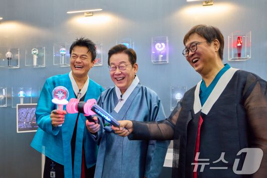 이재명 대통령이 지난 1일 경기 고양시 킨텍스에서 열린 대중문화교류위원회 출범식에서 K컬처 체험존에서 블랙핑크 응원봉 점등을 하고 있다.(대통령실 제공. 재판매 및 DB 금지) 2025.10.1/뉴스1 ⓒ News1 허경 기자