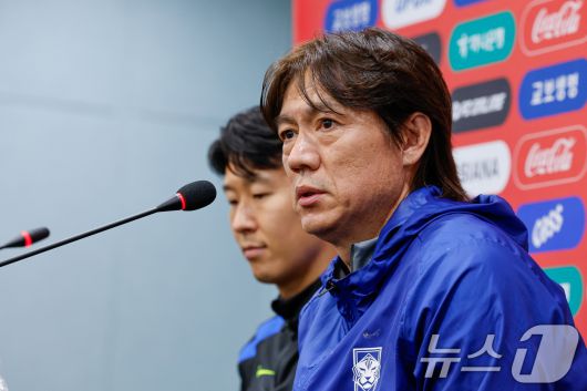 대한민국 남자 축구 국가대표팀 홍명보 감독과 손흥민 선수가 9일 오후 서울 마포구 월드컵경기장에서 브라질과의 A매치 평가전을 하루 앞두고 공식 기자회견을 하고 있다. 2025.10.9/뉴스1 ⓒ News1 안은나 기자