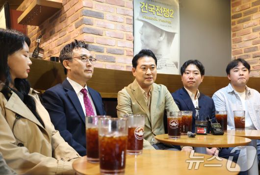 장동혁 국민의힘 대표가 7일 오후 서울 영등포구 롯데시네마 영등포점에서 영화 '건국전쟁2' 관람을 앞두고 김덕영 감독(왼쪽 두번째)과 대화를 나누고 있다. 2025.10.7/뉴스1 ⓒ News1 오대일 기자