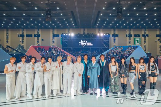 이재명 대통령이 지난 1일 그룹 르세라핌, 스트레이 키즈와 기념촬영을 한 모습. (대통령실 제공. 재판매 및 DB 금지) 2025.10.1/뉴스1 ⓒ News1 허경 기자