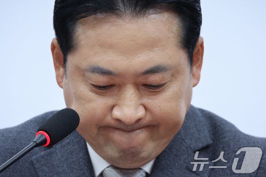 장동혁 국민의힘 대표가 10일 서울 여의도 국회에서 김건희 여사 관련 의혹을 수사 중인 민중기 특검 강압수사 관련 기자간담회를 하고 있다. 2025.10.10/뉴스1 ⓒ News1 신웅수 기자