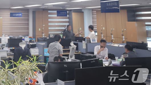 김건희 여사의 각종 의혹을 수사 중인 민중기 특별검사팀이 지난 8월 22일 경기 양평군청에서 양평 고속도로 종점 노선 변경 의혹 사건 등과 관련해 압수수색을 하고 있다. 2025.8.22/뉴스1 ⓒ News1 장수영 기자