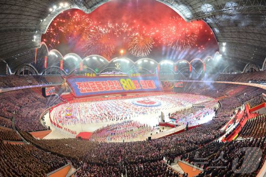 (평양 노동신문=뉴스1) = 북한 노동당 기관지 노동신문은 10일 김정은 당 총비서가 참석한 가운데 당 창건 80주년 경축대회가 지난 9일 저녁 5월1일 경기장에서 성대히 진행됐다고 보도했다. [국내에서만 사용가능. 재배포 금지. DB 금지. For Use Only in the Republic of Korea. Redistribution Prohibited] rodongphoto@news1.kr