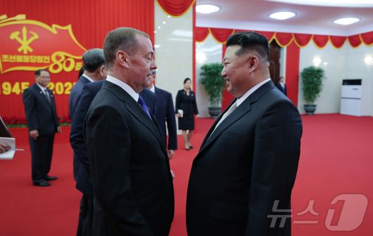 (평양 노동신문=뉴스1) = 북한 노동당 기관지 노동신문은 10일 김정은 당 총비서의 참석 아래 당 창건 80주년 경축대회가 지난 9일 저녁 5월1일 경기장에서 성대히 진행됐다고 보도했다. 중국 서열 2위인 리창 국무원 총리, 블라디미르 푸틴 러시아 대통령의 최측근인 드미트리 메드베데프 국가안보회의 부의장, 베트남 권력 서열 1위인 또 럼 베트남공산당 서기장 등이 행사에 참석했다. [국내에서만 사용가능. 재배포 금지. DB 금지. For Use Only in the Republic of Korea. Redistribution Prohibited] rodongphoto@news1.kr