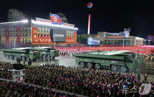 (평양 노동신문=뉴스1) = 북한 노동당 기관지 노동신문은 11일 당 창건 80주년 경축 열병식이 전날 김일성광장에서 성대히 거행됐다고 보도했다. 사진은 대남용 극초음속 단거리탄도미사일(SRBM)인 '화성-11마'의 모습. [국내에서만 사용가능. 재배포 금지. DB 금지. For Use Only in the Republic of Korea. Redistribution Prohibited] rodongphoto@news1.kr