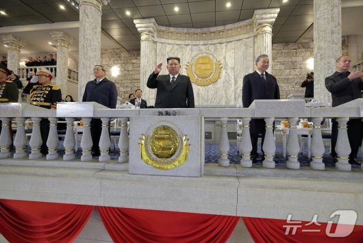 (평양 노동신문=뉴스1) = 김정은 북한 노동당 총비서가 10일 당 창건 80주년 기념일을 맞아 평양 김일성광장에서 진행된 야간 열병식에 주요 외빈들과 참석한 모습. 왼쪽부터 리창 중국 국무원 총리, 김정은 당 총비서, 또 럼 베트남 공산당 서기장, 드미트리 메드베데프 러시아 국가안보회의 부의장. [국내에서만 사용가능. 재배포 금지. DB 금지. For Use Only in the Republic of Korea. Redistribution Prohibited] rodongphoto@news1.kr