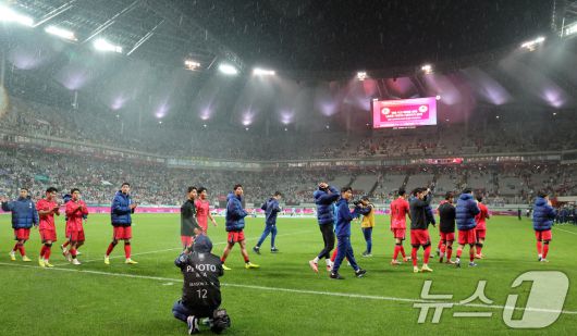 10일 서울월드컵경기장에서 열린 하나은행 초청 축구국가대표팀 친선경기 대한민국과 브라질의 경기에서 0-5로 패배한 대한민국 선수들이 관중석을 향해 인사하고 있다. 2025.10.10/뉴스1 ⓒ News1 장수영 기자
