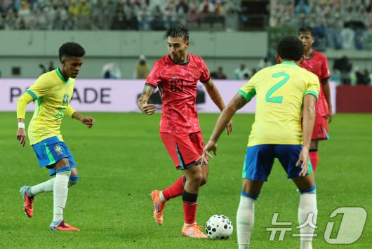 10일 서울월드컵경기장에서 열린 하나은행 초청 축구국가대표팀 친선경기 대한민국과 브라질의 경기, 후반전 대한민국 카스트로프가 돌파하고 있다. 2025.10.10/뉴스1 ⓒ News1 장수영 기자