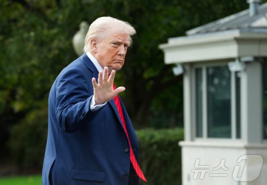 도널드 트럼프 미국 대통령이 10일(현지시간) 메릴랜드주 베데스다에 위치한 월터 리드 국립군사의료센터에서 정기 건강검진을 마치고 백악관에 복귀해 취재진에게 손을 들어 보이고 있다. 2025.10.10. ⓒ 로이터=뉴스1 ⓒ News1 류정민 특파원