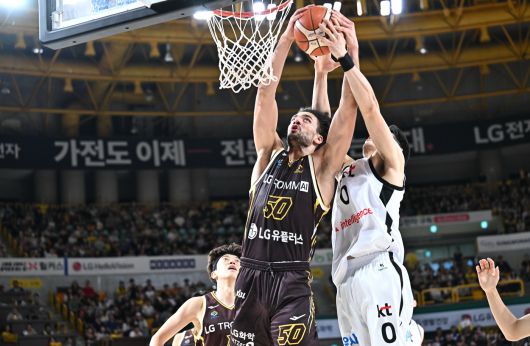 창원 LG 마레이가 12일 수원 KT와 경기에서 공중볼 다툼을 하고 있다.(KBL 제공)