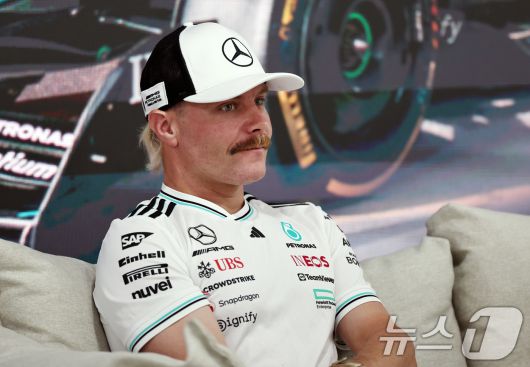 메르세데스-AMG 페트로나스 소속 F1드라이버 발테리 보타스가 12일 오후 경기 용인 에버랜드 AMG 스피드웨이에서 열린 ‘피치스 런 유니버스 2025‘ 프레스컨퍼런스에서 소회를 밝히고 있다. 2025.10.12/뉴스1 ⓒ News1 구윤성 기자
