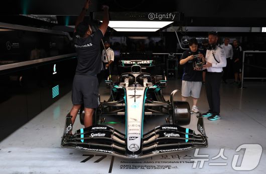 메르세데스-AMG 페트로나스 소속 피트 크루가 12일 오후 경기 용인 에버랜드 AMG 스피드웨이에서 ‘피치스 런 유니버스 2025‘ 쇼런 행사를 앞두고 F1 머신을 정비하고 있다. 2025.10.12/뉴스1 ⓒ News1 구윤성 기자