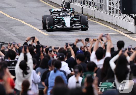 메르세데스-AMG 페트로나스 소속 F1드라이버 발테리 보타스가 12일 오후 경기 용인에버랜드 스피드웨이에서 열린 쇼런 행사 ‘피치스 런 유니버스 2025‘에서 서킷을 질주하고 있다. 2025.10.12/뉴스1 ⓒ News1 구윤성 기자