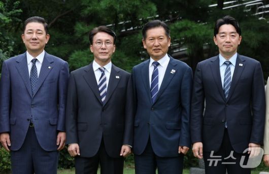 김민석 국무총리가 지난 9월 7일 오후 서울 종로구 삼청동 총리공관에서 열린 고위당정협의회에서 정청래 더불어민주당 대표, 강훈식 대통령 비서실장을 비롯한 참석자들과 기념 촬영하는 모습. (공동취재) 2025.9.7/뉴스1 ⓒ News1 박지혜 기자