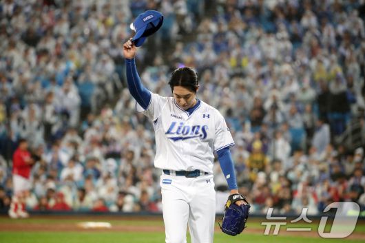 13일 오후 대구 삼성라이온즈파크에서 열린 프로야구 2025 신한 SOL뱅크 KBO 준플레이오프 3차전 삼성 라이온즈와 SSG 랜더스의 경기, 삼성이 5대 1로 앞선 7회초 2사까지 처리한 뒤 선발 원태인이 마운드를 내려가며 인사하고 있다. 2025.10.13/뉴스1 ⓒ News1 공정식 기자