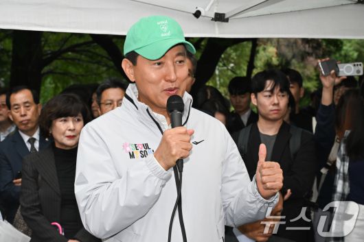 오세훈 서울시장이 13일 오전 재건축 정비계획 변경안이 통과된 서울 강남구 대치동 은마아파트를 찾아 주민 간담회를 하고 있다. (공동취재) 2025.10.13/뉴스1 ⓒ News1 오대일 기자