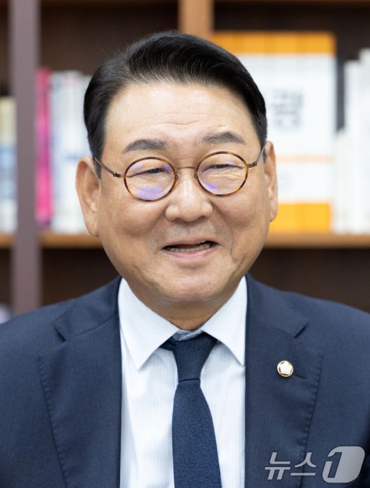 김교흥 국회 문화체육관광위원장이 13일 서울 여의도 국회에서 뉴스1과 인터뷰하고 있다. ⓒ News1 이승배 기자