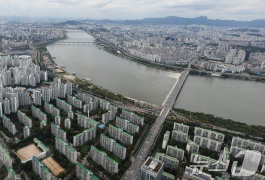 정부가 15일 부동산 관계장관회의를 열고 '주택시장 안정화 대책'을 확정·발표했다. 서울 전역과 분당 과천 등 경기도 12개 지역이 조정대상지역·투기과열지구로 확대 지정되며 토지거래허가구역으로 묶인다. 주택담보대출 한도는 수도권·규제지역의 시가 15억 원 초과~25억 원 이하 주택의 경우 4억 원, 25억 원 초과 주택은 2억 원으로 축소된다. 사진은 이날 서울 송파구 롯데월드타워에서 바라본 아파트 단지. 2025.10.15/뉴스1 ⓒ News1 황기선 기자