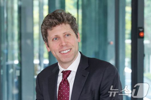 샘 올트먼(Sam Altman) 오픈 AI CEO가 1일 최태원 SK그룹 회장을 만나기 위해 서울 종로구 SK서린빌딩에 입장하고 있다. 2025.10.1/뉴스1 ⓒ News1 안은나 기자