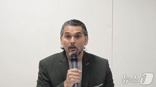 벤 카바나스(Ben Cabanas) AWS 아시아태평양·일본(APJ) 지역 글로벌 세일즈 기술 디렉터가 서울 코엑스에서 열린 AI x 인더스트리 위크 기자간담회에서 발언하고 있다. 2025.10.15 뉴스1 ⓒ News1 김민석 기자