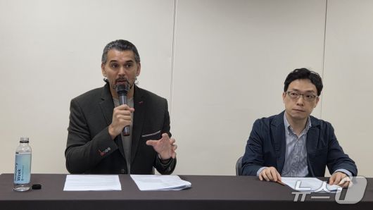 벤 카바나스 AWS 아시아태평양·일본(APJ) 지역 글로벌 세일즈 기술 디렉터와 김선수 AWS 인공지능·머신러닝(AIML) 스페셜리스트가 서울 코엑스에서 열린 AI x 인더스트리 위크 기자간담회에서 발언하고 있다. 2025.10.15 뉴스1 ⓒ News1 김민석 기자