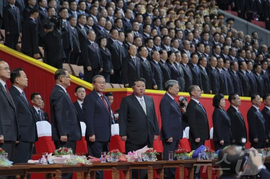 (평양 노동신문=뉴스1) = 지난 9일 열린 북한의 노동당 창건 80주년 기념 경축대회에서 김정은 노동당 총비서 오른쪽에 중국 서열 2위인 리창 국무원 총리, 왼쪽에 베트남 권력 서열 1위인 또 럼 베트남 공산당 서기장이 자리하고 있다. [국내에서만 사용가능. 재배포 금지. DB 금지. For Use Only in the Republic of Korea. Redistribution Prohibited] rodongphoto@news1.kr