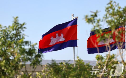 최근 캄보디아에서 한국인 대상 취업사기 및 감금 사건 등 각종 범죄에 연루된 사례가 수면 위로 드러나고 있다. 사진은 15일(현지시간) 캄보디아 테초국제공항에 게양된 캄보디아 국기. 2025.10.15/뉴스1 ⓒ News1 김도우 기자