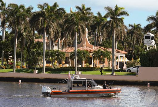 11일 (현지시간) 플로리다주 팜비치에 있는 도널드 트럼프 미국 대통령 당선인의 마러라고 리조트 앞에서 해양 경비대의 보트가 순찰을 하고 있다. 2024.11.12 ⓒ AFP=뉴스1 ⓒ News1 우동명 기자