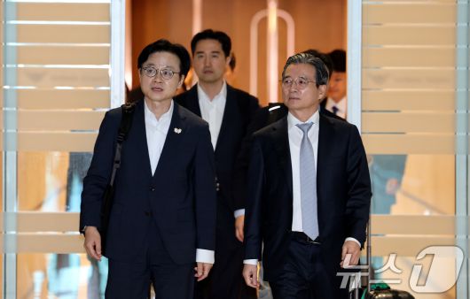 김용범 대통령실 정책실장과 김정관 산업부 장관이 미국과의 관세협상 후속 논의를 위해 16일 오전 인천 국제공항 제2터미널을 통해 미국으로 출국하고 있다. 2025.10.16/뉴스1 ⓒ News1 이호윤 기자