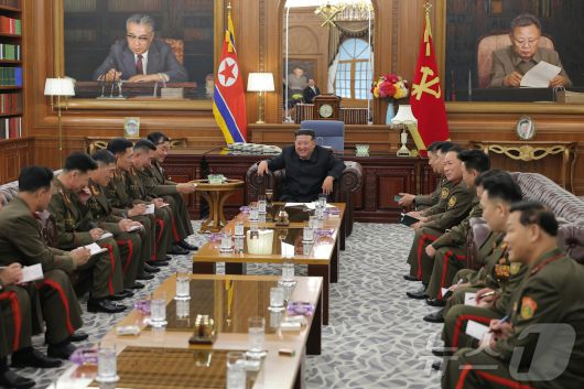 (평양 노동신문=뉴스1) = 김정은 북한 노동당 총비서가 지난 8월 20일 조선민주주의인민공화국 국가표창수여식에 참가하기 위해 귀국한 조선인민군 해외작전부대 주요지휘관들을 만난 모습. [국내에서만 사용가능. 재배포 금지. DB 금지. For Use Only in the Republic of Korea. Redistribution Prohibited] rodongphoto@news1.kr