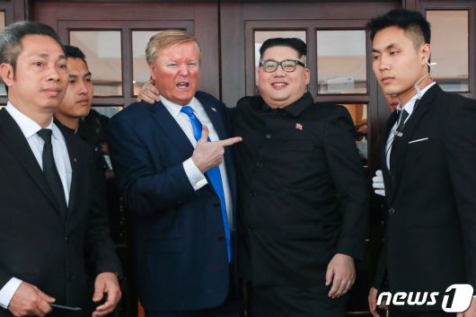 2019년 2월 2차 베트남 하노이 북미 정상회담  당시 가짜 김정은 하워드X 와 트럼프 미국 대통령 대역 배우. 2019.2.22/뉴스1 ⓒ News1 성동훈 기자